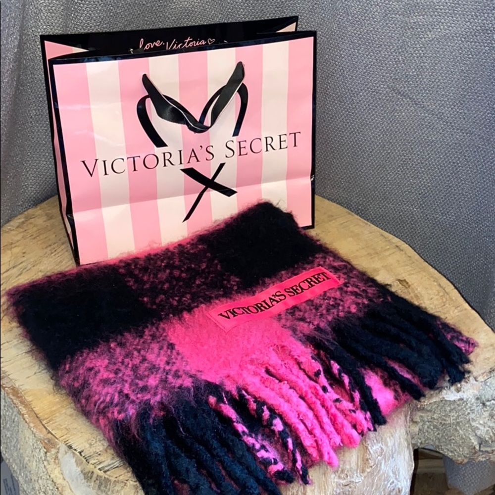 Victoria’s Secret Scarf Checkered Pink and Black